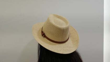 Chapéu de Palha com Fita de Pele e Tachas