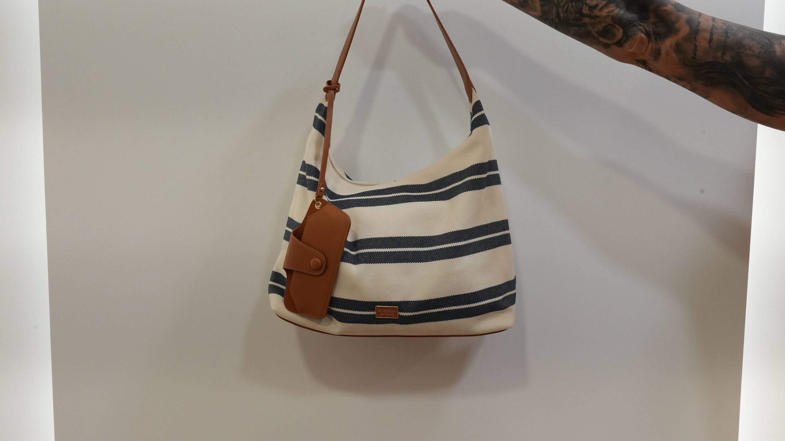 Mala de Ombro Hobo de Riscas Náuticas com Bolsa de Alça