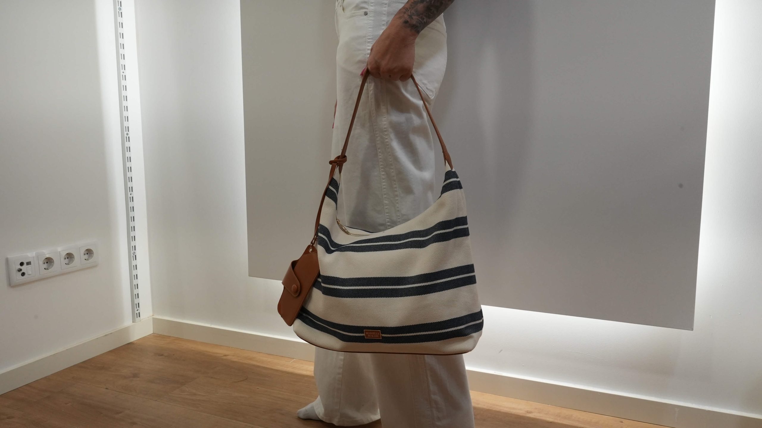 Mala de Ombro Hobo de Riscas Náuticas com Bolsa de Alça - Image 3