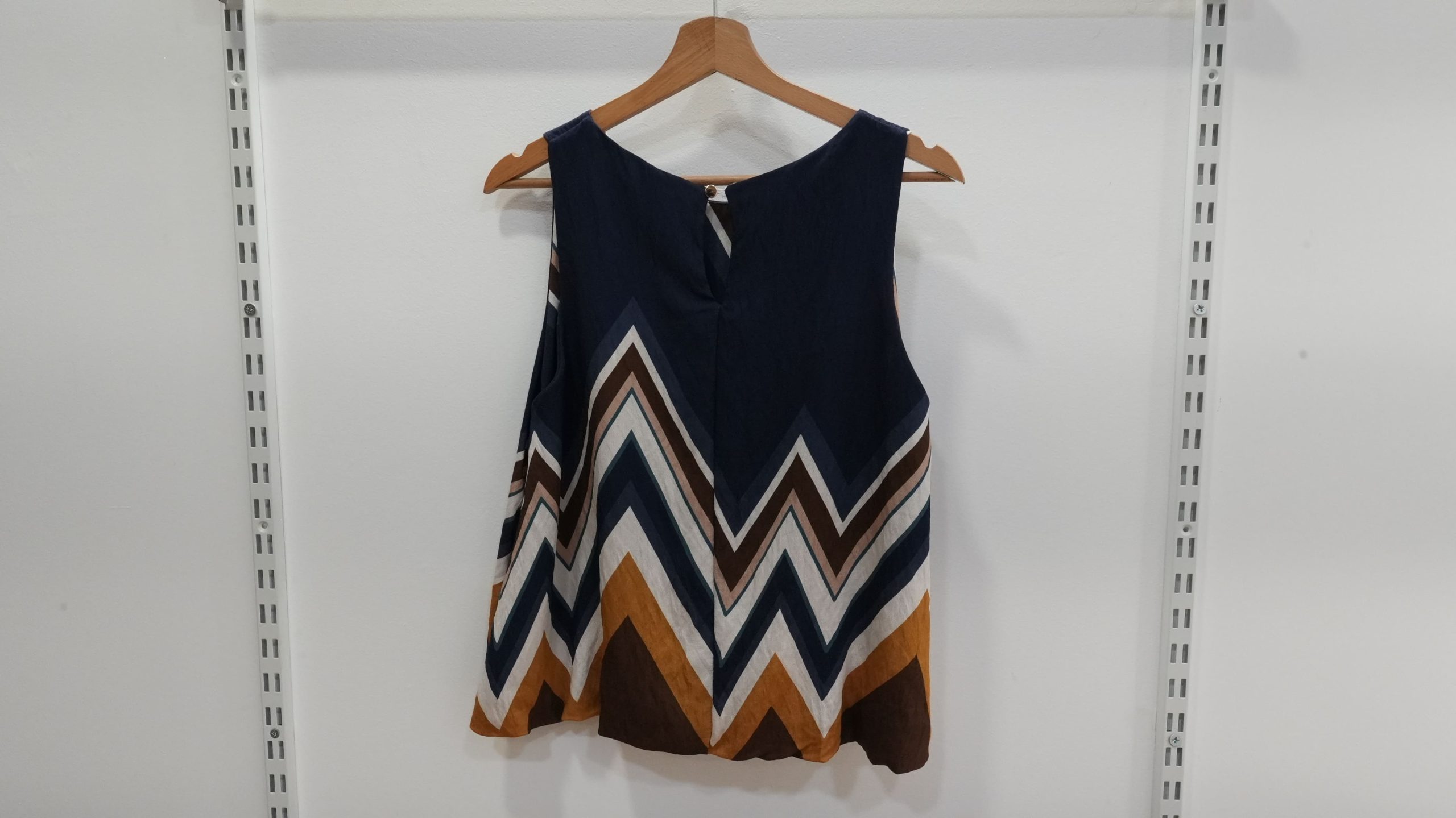 Blusa Fluida sem Mangas com Padrão Geométrico Chevron - Image 3