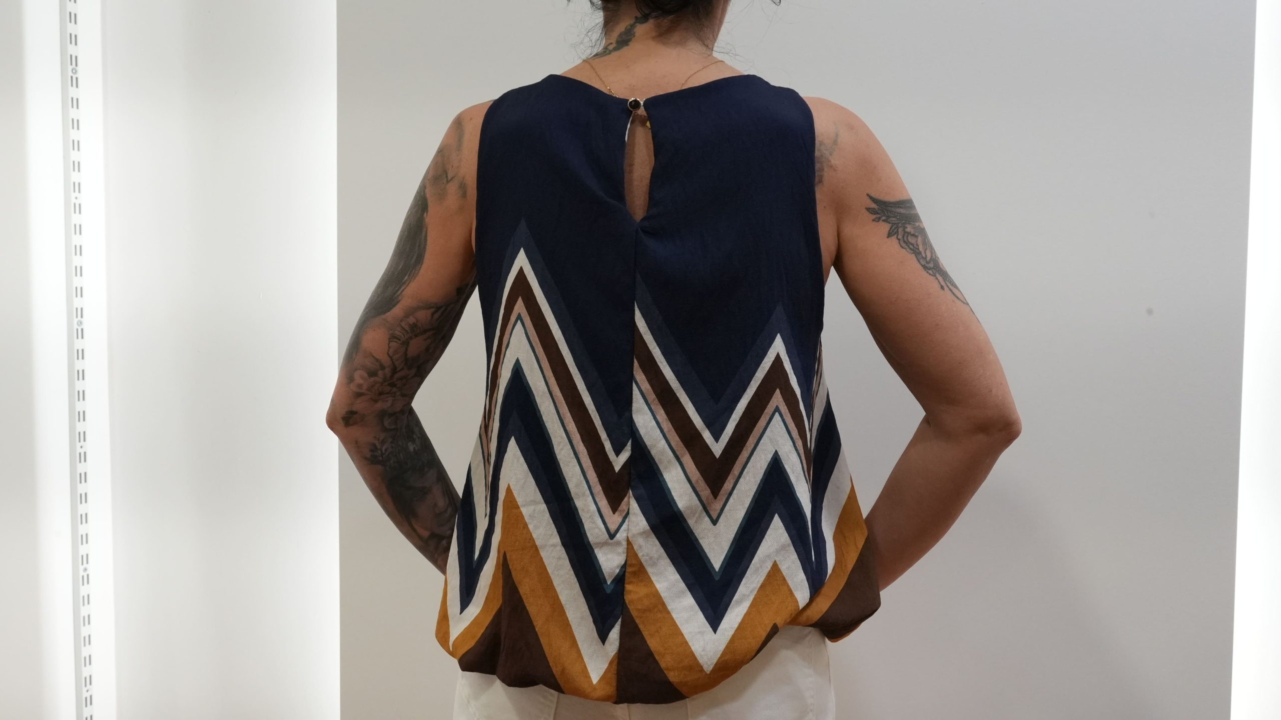 Blusa Fluida sem Mangas com Padrão Geométrico Chevron - Image 2