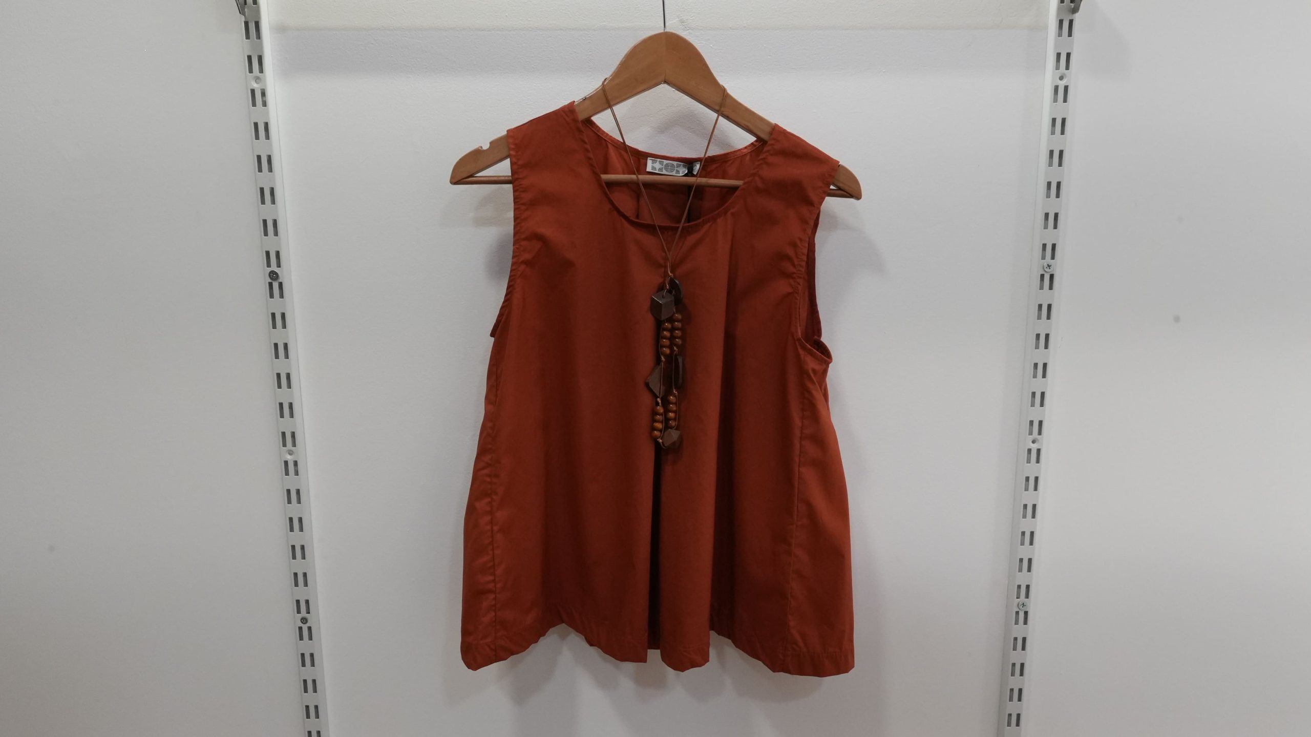 Blusa Fluida sem Mangas com Colar Artesanal Incluído - Image 3