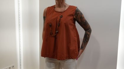 Blusa Fluida sem Mangas com Colar Artesanal Incluído