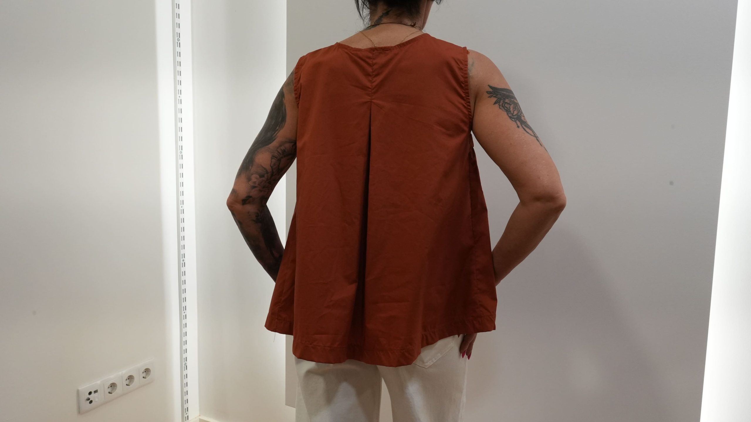 Blusa Fluida sem Mangas com Colar Artesanal Incluído - Image 2